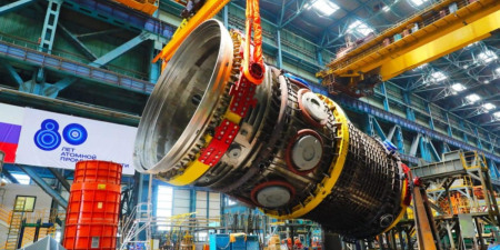 На фото погрузка оболочки центральной полости реактора БРЕСТ-ОД-300 на заводе «Атоммаш». Её высота 15 метров — с пятиэтажный дом. После монтажа она станет частью первого реактора на свинцовом теплоносителе в истории